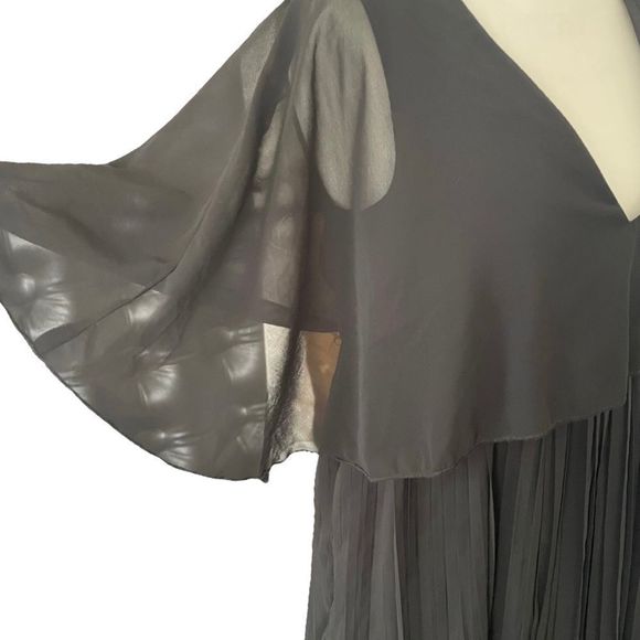 Pretty Little Thing PLT Black Pleated Flowy Dress NWT - Picture 6 of 8